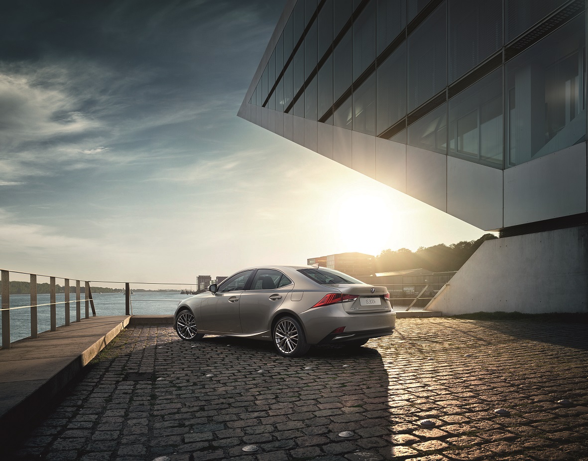 De Lexus IS heeft een facelift gekregen. De auto is op verschillende punten aangepakt en komt volgend jaar op de markt. Nu weten we alvast wat ie gaat kosten.