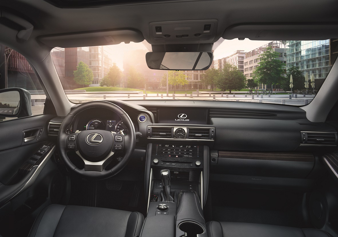 De Lexus IS heeft een facelift gekregen. De auto is op verschillende punten aangepakt en komt volgend jaar op de markt. Nu weten we alvast wat ie gaat kosten.