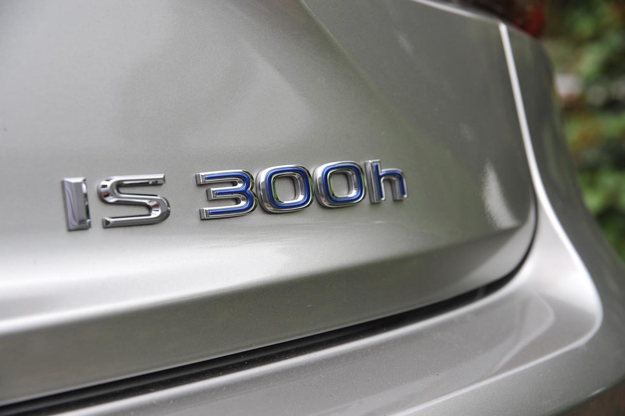 Lexus heeft de IS sedan eerder dit jaar op punten herzien. Wat gebleven is, is de fijne aandrijflijn die mooi stil is en voldoende zuinig.