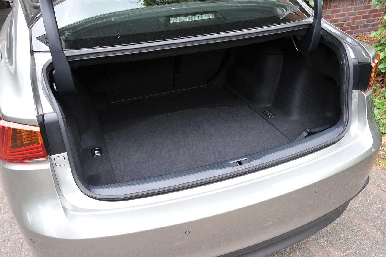 Lexus heeft de IS sedan eerder dit jaar op punten herzien. Wat gebleven is, is de fijne aandrijflijn die mooi stil is en voldoende zuinig.