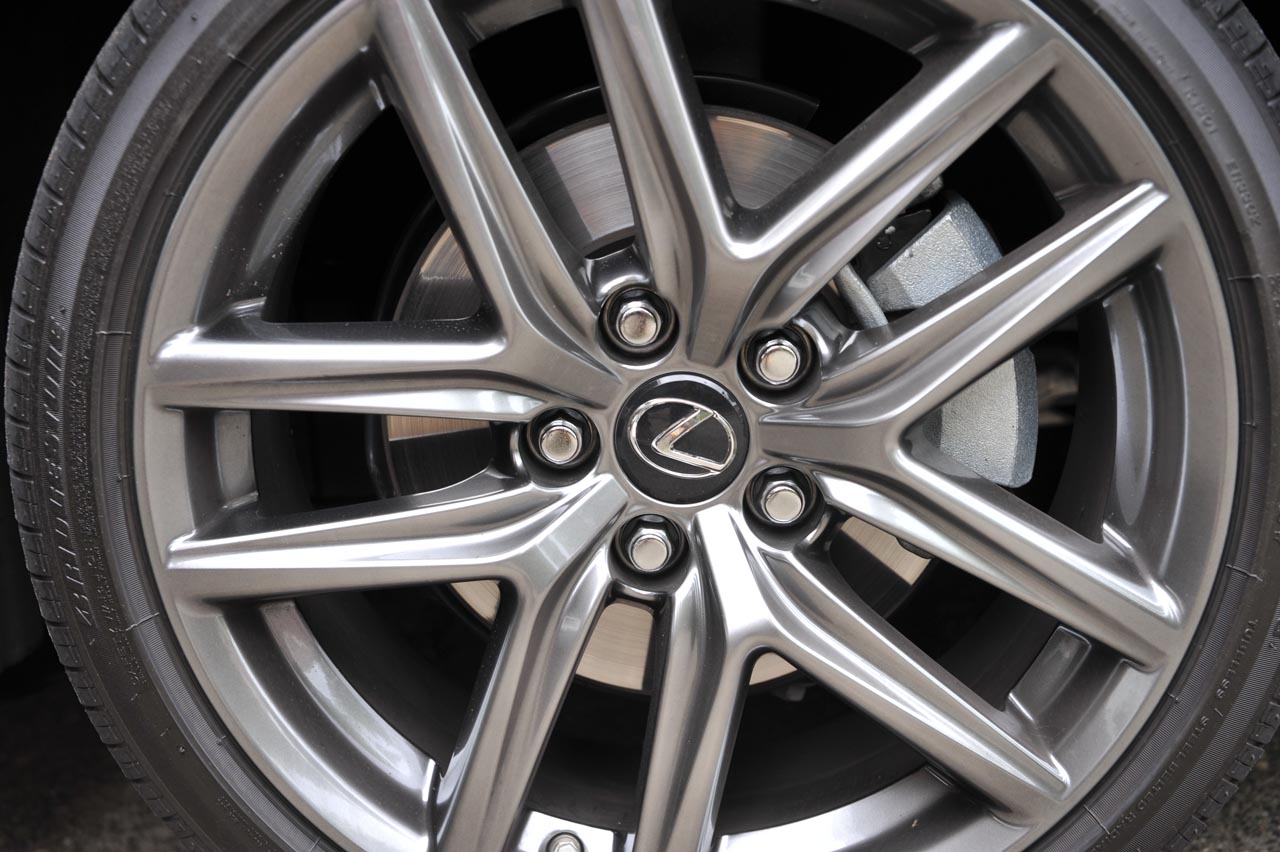 Lexus heeft de IS sedan eerder dit jaar op punten herzien. Wat gebleven is, is de fijne aandrijflijn die mooi stil is en voldoende zuinig.