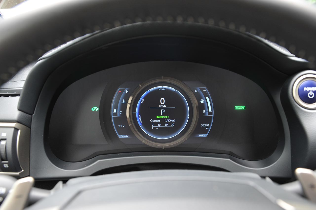 Lexus heeft de IS sedan eerder dit jaar op punten herzien. Wat gebleven is, is de fijne aandrijflijn die mooi stil is en voldoende zuinig.