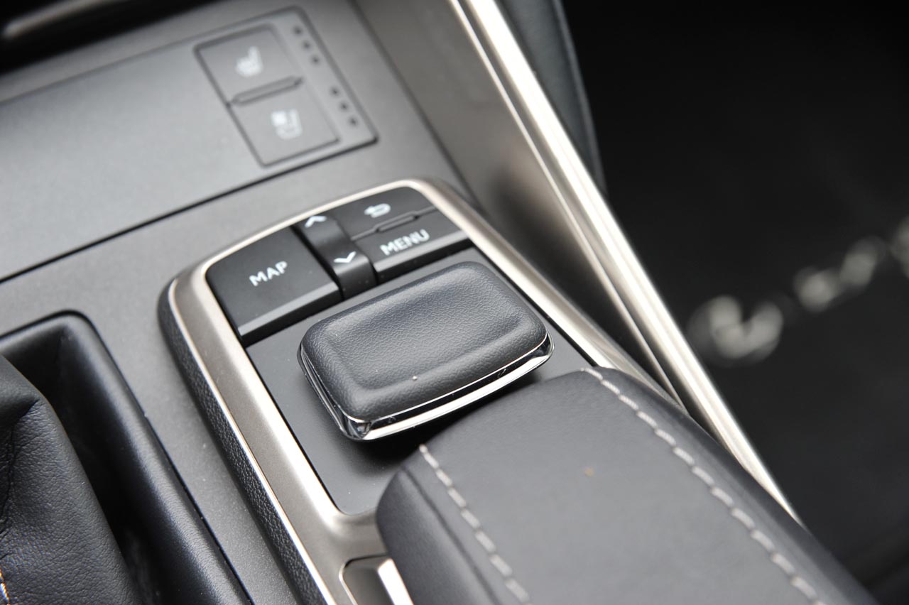 Lexus heeft de IS sedan eerder dit jaar op punten herzien. Wat gebleven is, is de fijne aandrijflijn die mooi stil is en voldoende zuinig.