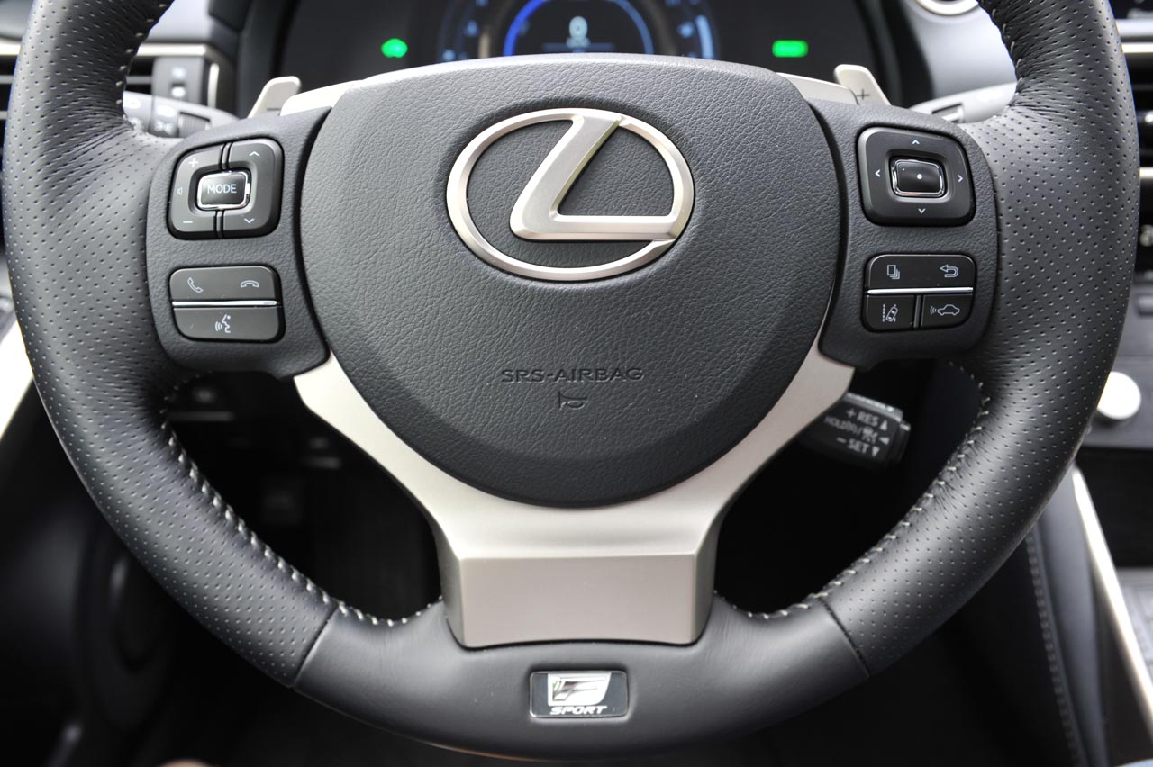 Lexus heeft de IS sedan eerder dit jaar op punten herzien. Wat gebleven is, is de fijne aandrijflijn die mooi stil is en voldoende zuinig.