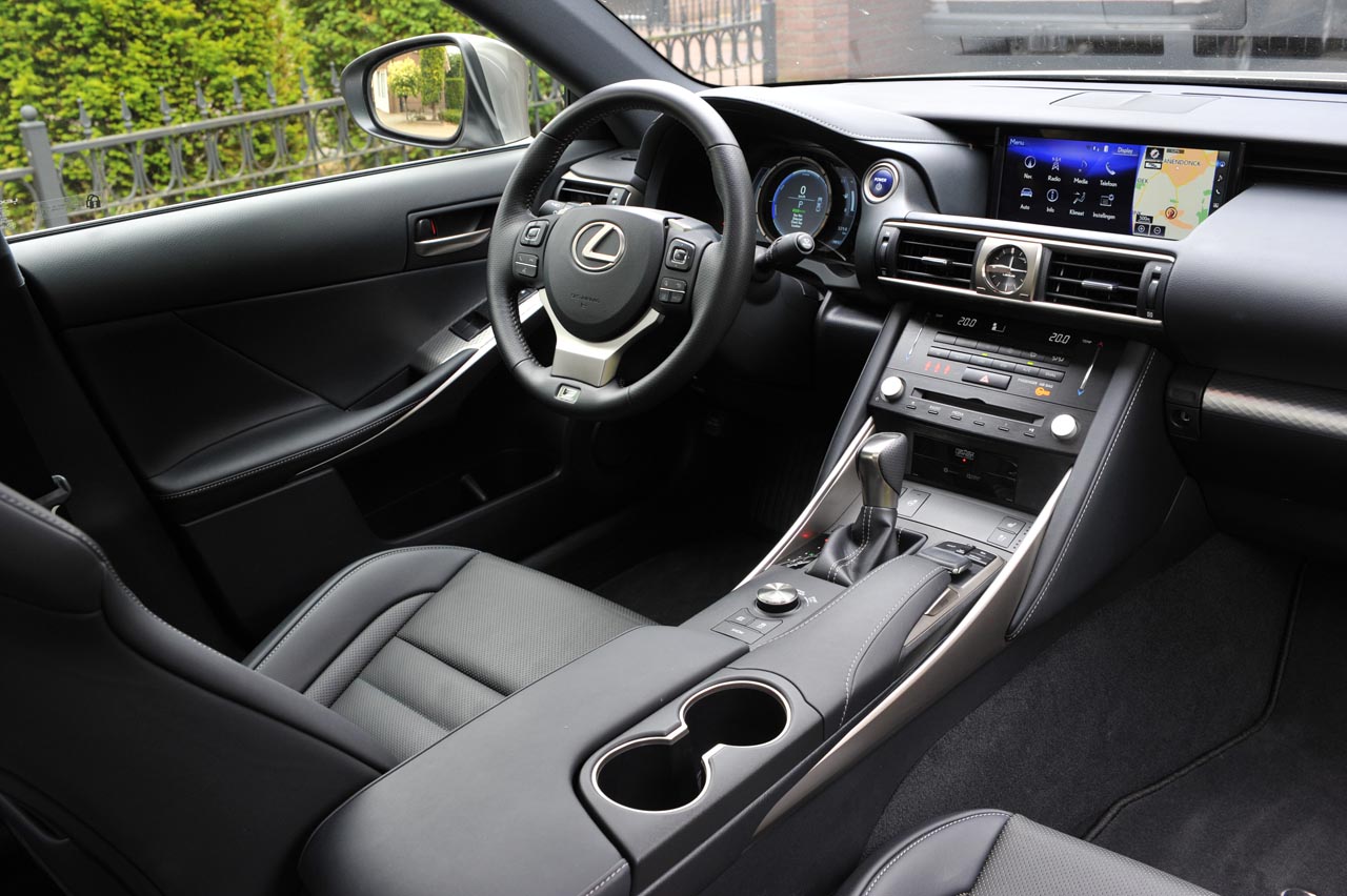 Lexus heeft de IS sedan eerder dit jaar op punten herzien. Wat gebleven is, is de fijne aandrijflijn die mooi stil is en voldoende zuinig.