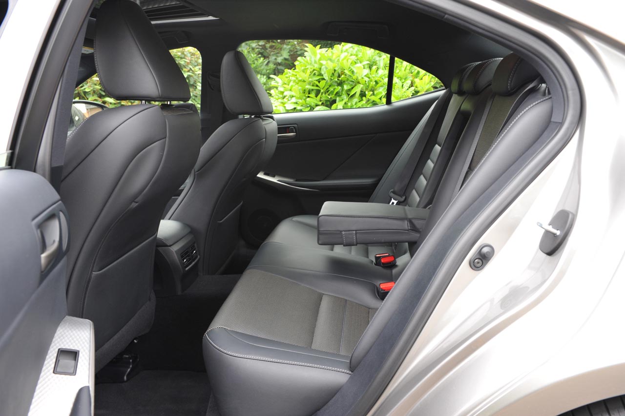 Lexus heeft de IS sedan eerder dit jaar op punten herzien. Wat gebleven is, is de fijne aandrijflijn die mooi stil is en voldoende zuinig.
