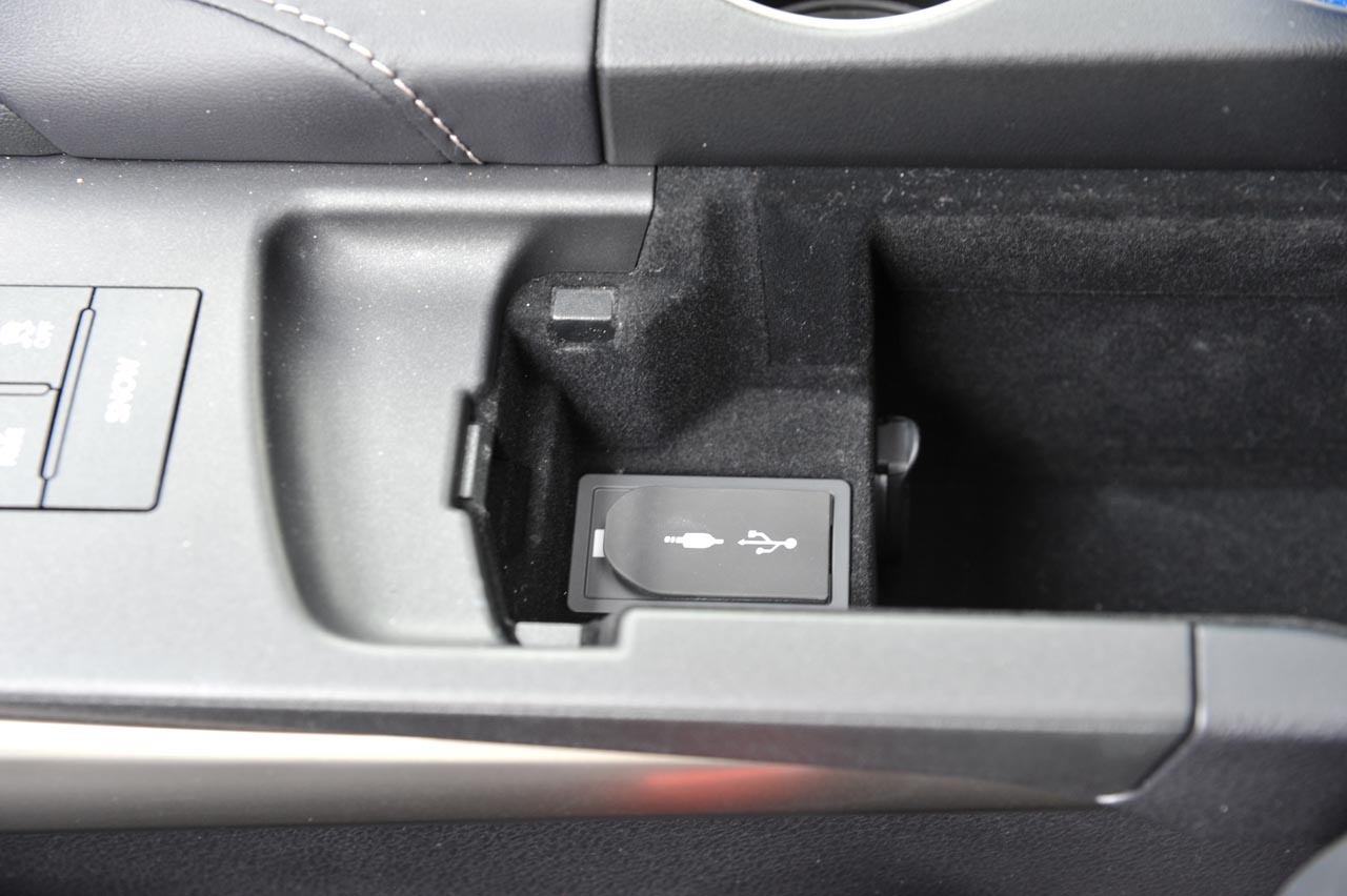 Lexus heeft de IS sedan eerder dit jaar op punten herzien. Wat gebleven is, is de fijne aandrijflijn die mooi stil is en voldoende zuinig.