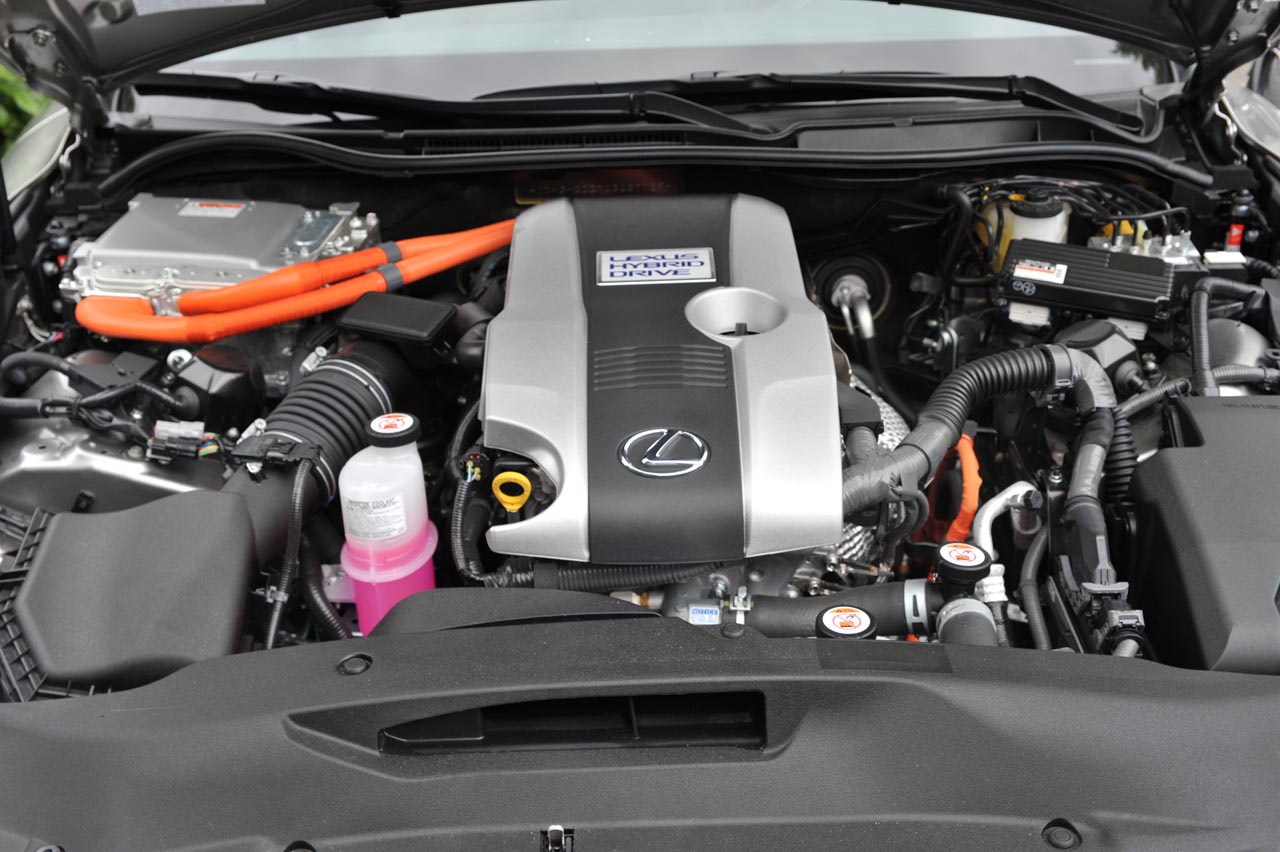 Lexus heeft de IS sedan eerder dit jaar op punten herzien. Wat gebleven is, is de fijne aandrijflijn die mooi stil is en voldoende zuinig.