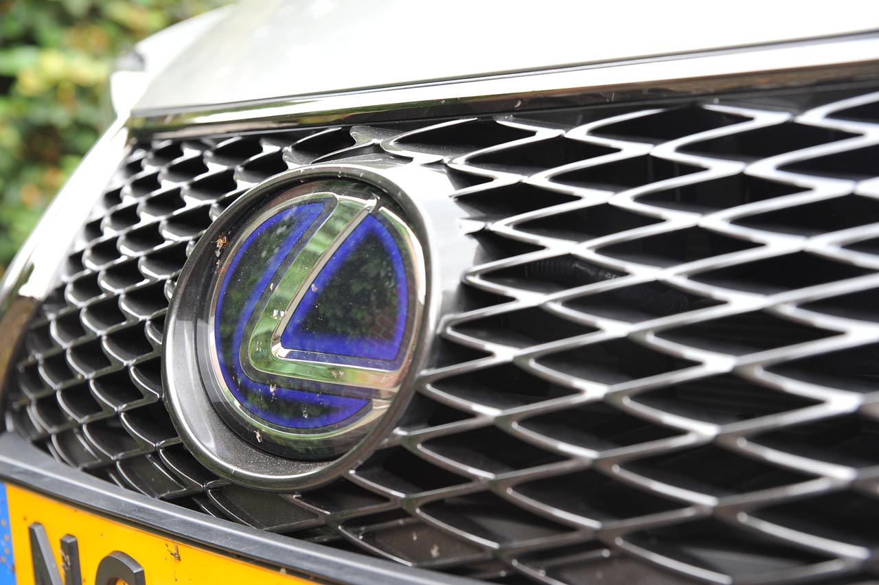 Lexus heeft de IS sedan eerder dit jaar op punten herzien. Wat gebleven is, is de fijne aandrijflijn die mooi stil is en voldoende zuinig.