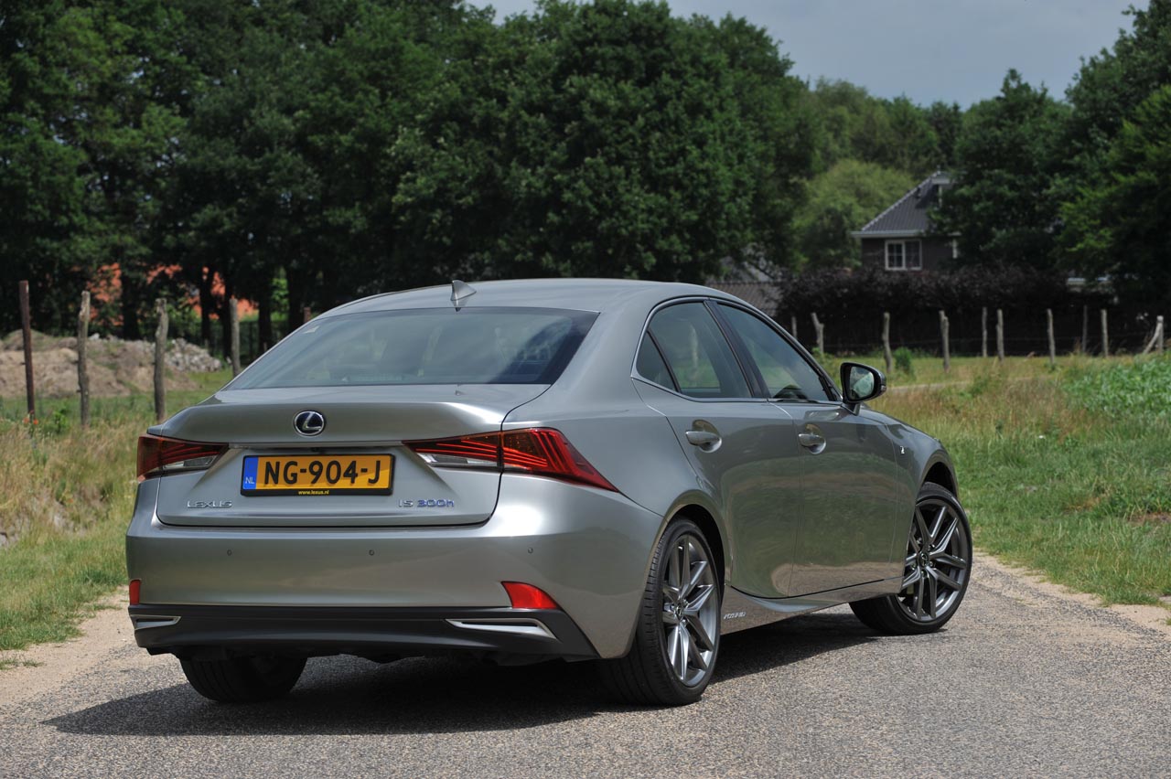 Lexus heeft de IS sedan eerder dit jaar op punten herzien. Wat gebleven is, is de fijne aandrijflijn die mooi stil is en voldoende zuinig.