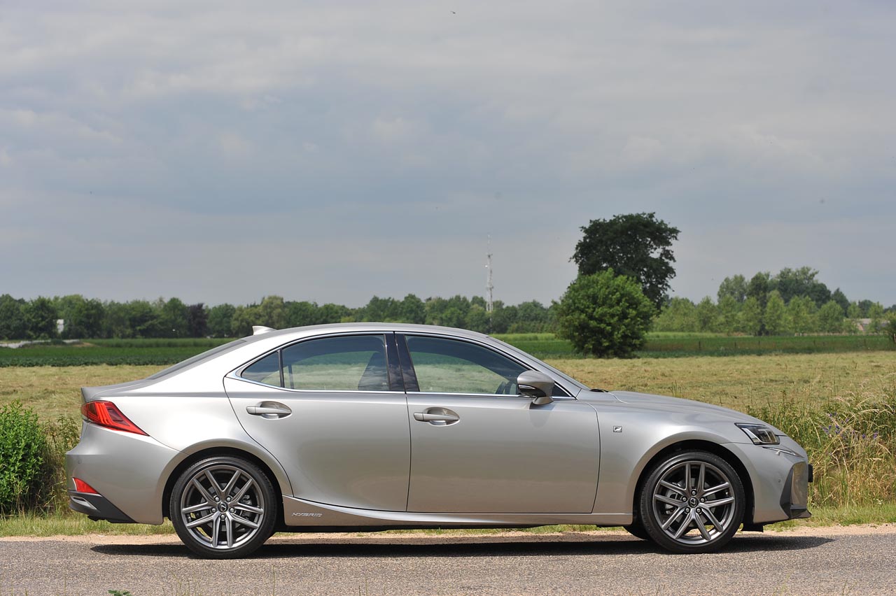 Lexus heeft de IS sedan eerder dit jaar op punten herzien. Wat gebleven is, is de fijne aandrijflijn die mooi stil is en voldoende zuinig.