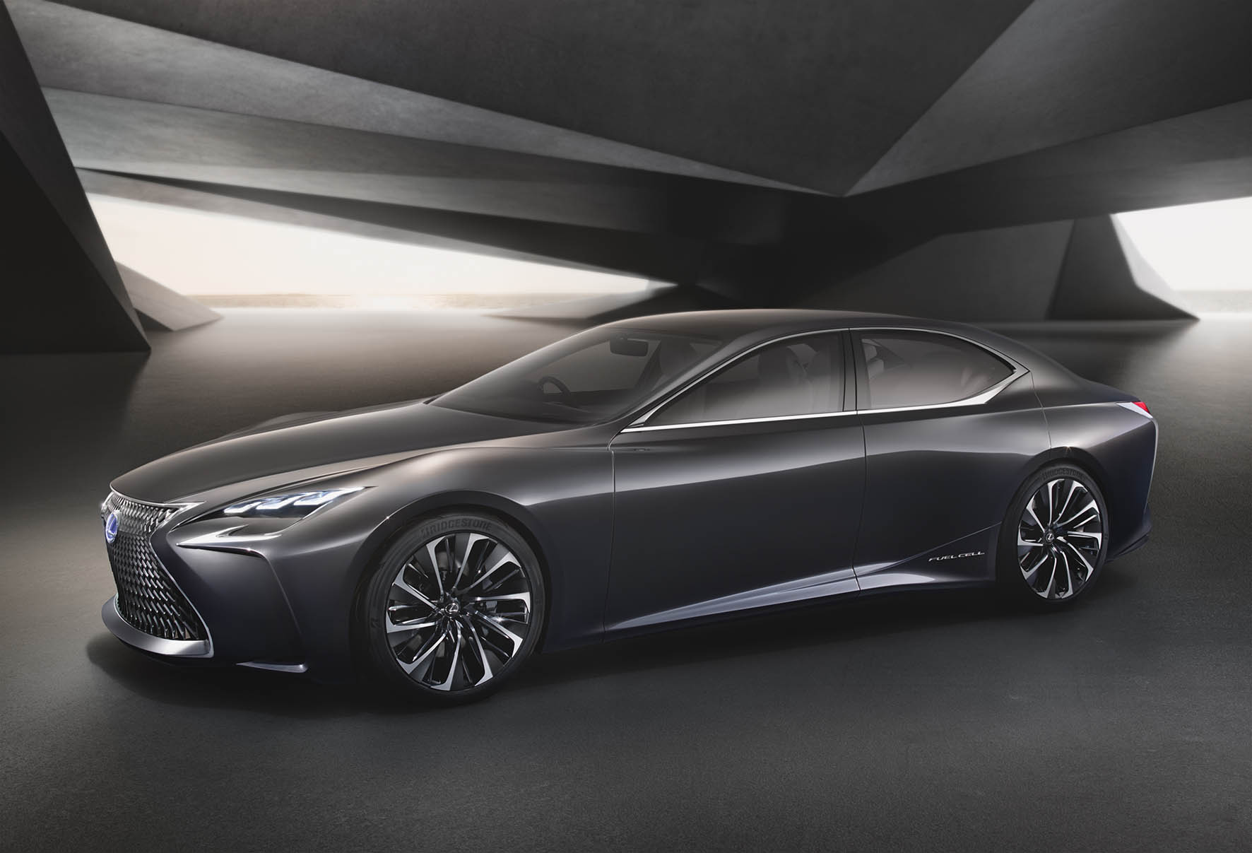 De Lexus LF-FC concept car is de LS-limousine van de toekomst, met het design van een Gran Turismo en vooruitstrevende techniek zoals waterstof, de brandstofcel, CFRP en bediening met handgebaren.