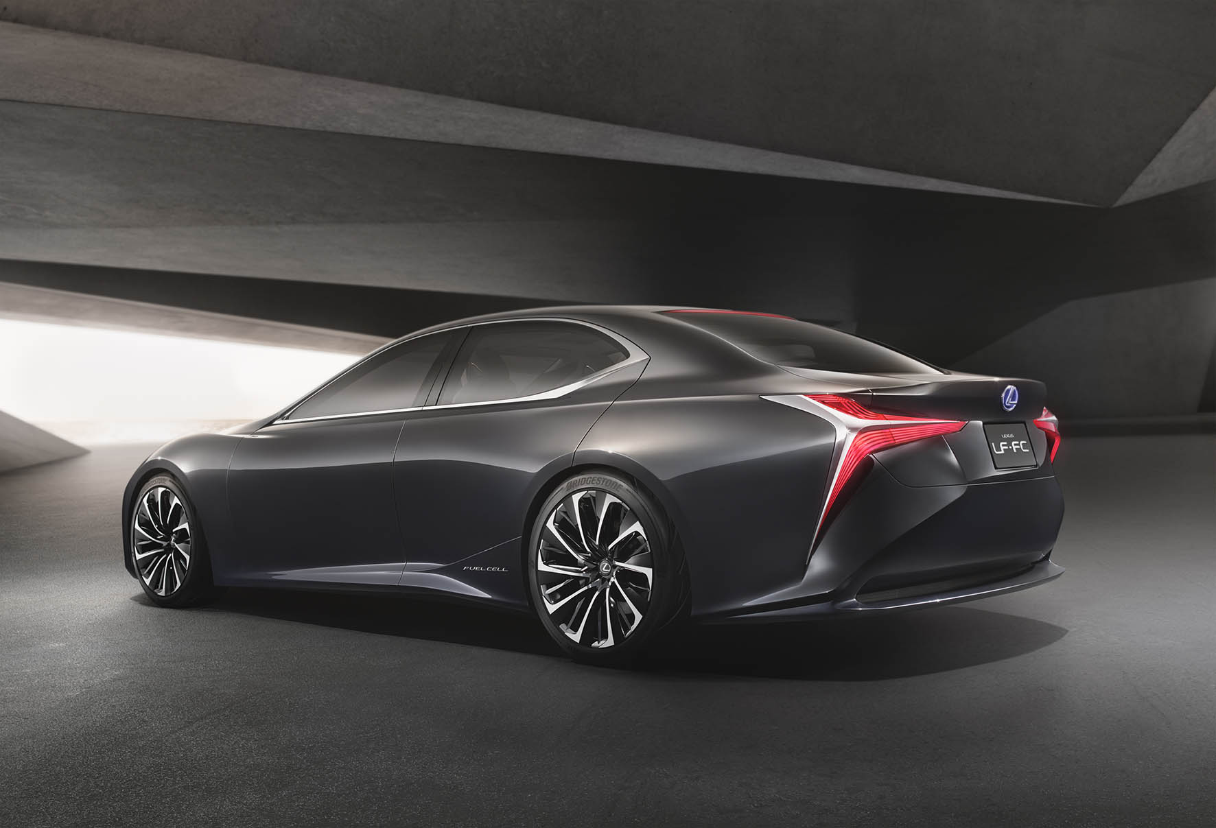 De Lexus LF-FC concept car is de LS-limousine van de toekomst, met het design van een Gran Turismo en vooruitstrevende techniek zoals waterstof, de brandstofcel, CFRP en bediening met handgebaren.