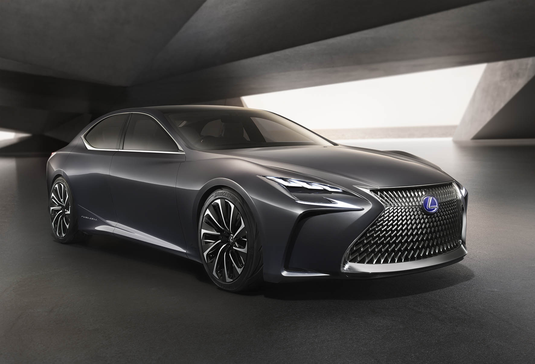 De Lexus LF-FC concept car is de LS-limousine van de toekomst, met het design van een Gran Turismo en vooruitstrevende techniek zoals waterstof, de brandstofcel, CFRP en bediening met handgebaren.