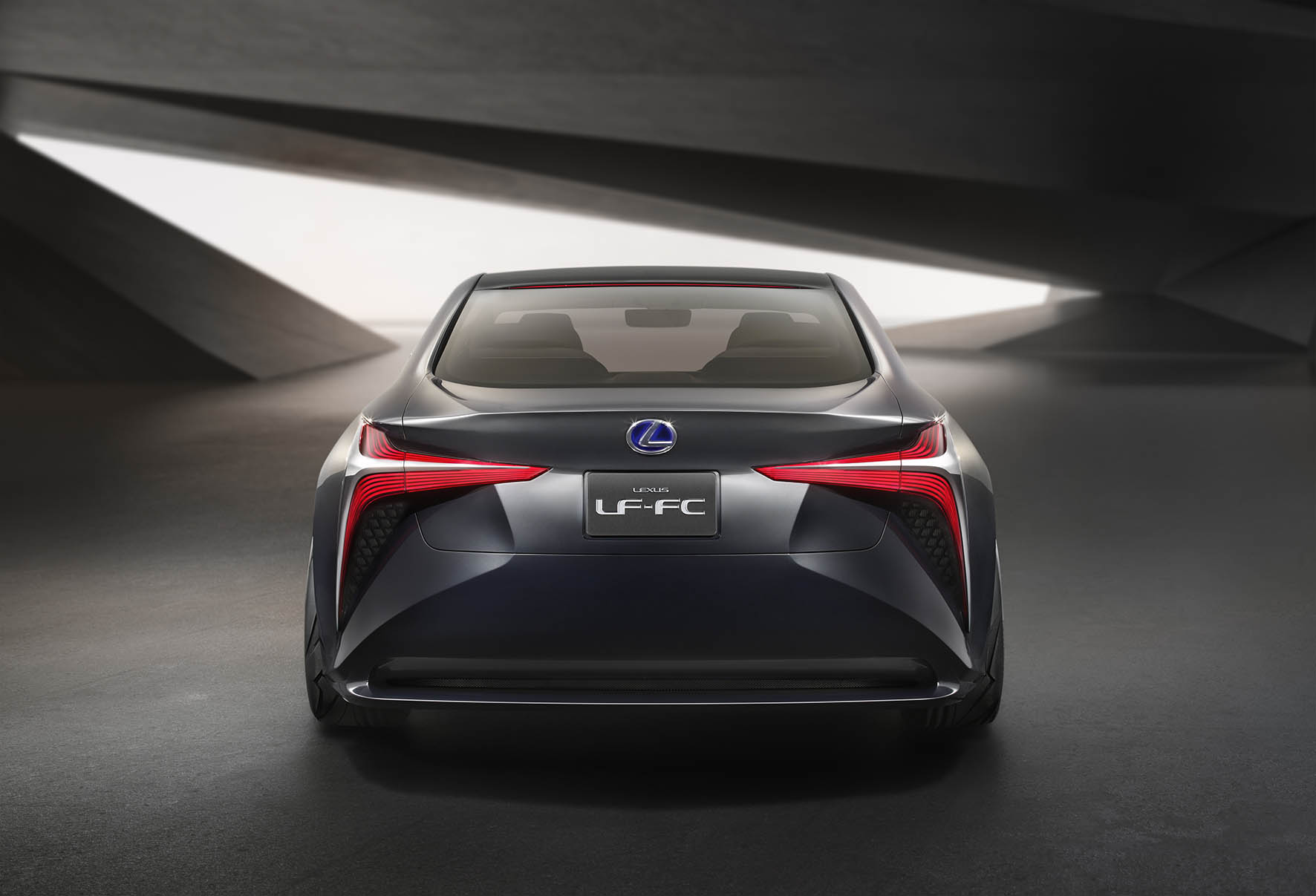 De Lexus LF-FC concept car is de LS-limousine van de toekomst, met het design van een Gran Turismo en vooruitstrevende techniek zoals waterstof, de brandstofcel, CFRP en bediening met handgebaren.