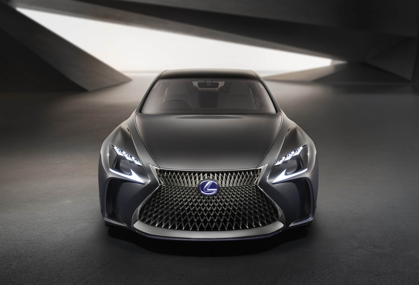 De Lexus LF-FC concept car is de LS-limousine van de toekomst, met het design van een Gran Turismo en vooruitstrevende techniek zoals waterstof, de brandstofcel, CFRP en bediening met handgebaren.