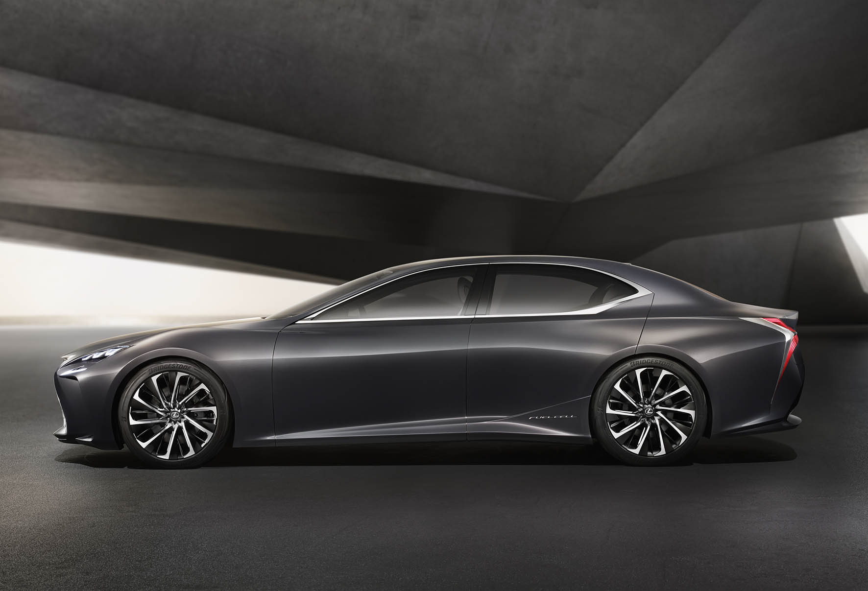 De Lexus LF-FC concept car is de LS-limousine van de toekomst, met het design van een Gran Turismo en vooruitstrevende techniek zoals waterstof, de brandstofcel, CFRP en bediening met handgebaren.