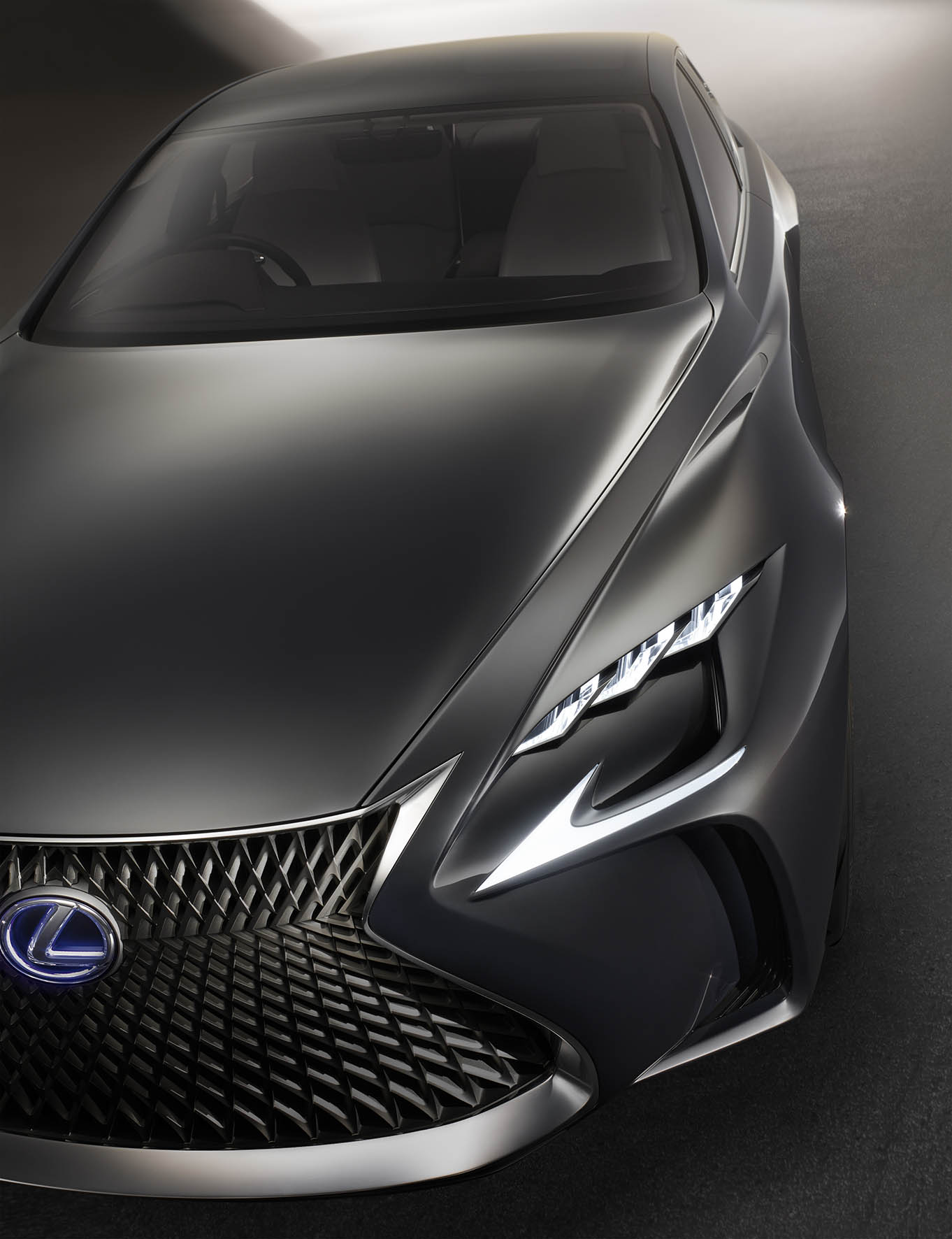 De Lexus LF-FC concept car is de LS-limousine van de toekomst, met het design van een Gran Turismo en vooruitstrevende techniek zoals waterstof, de brandstofcel, CFRP en bediening met handgebaren.