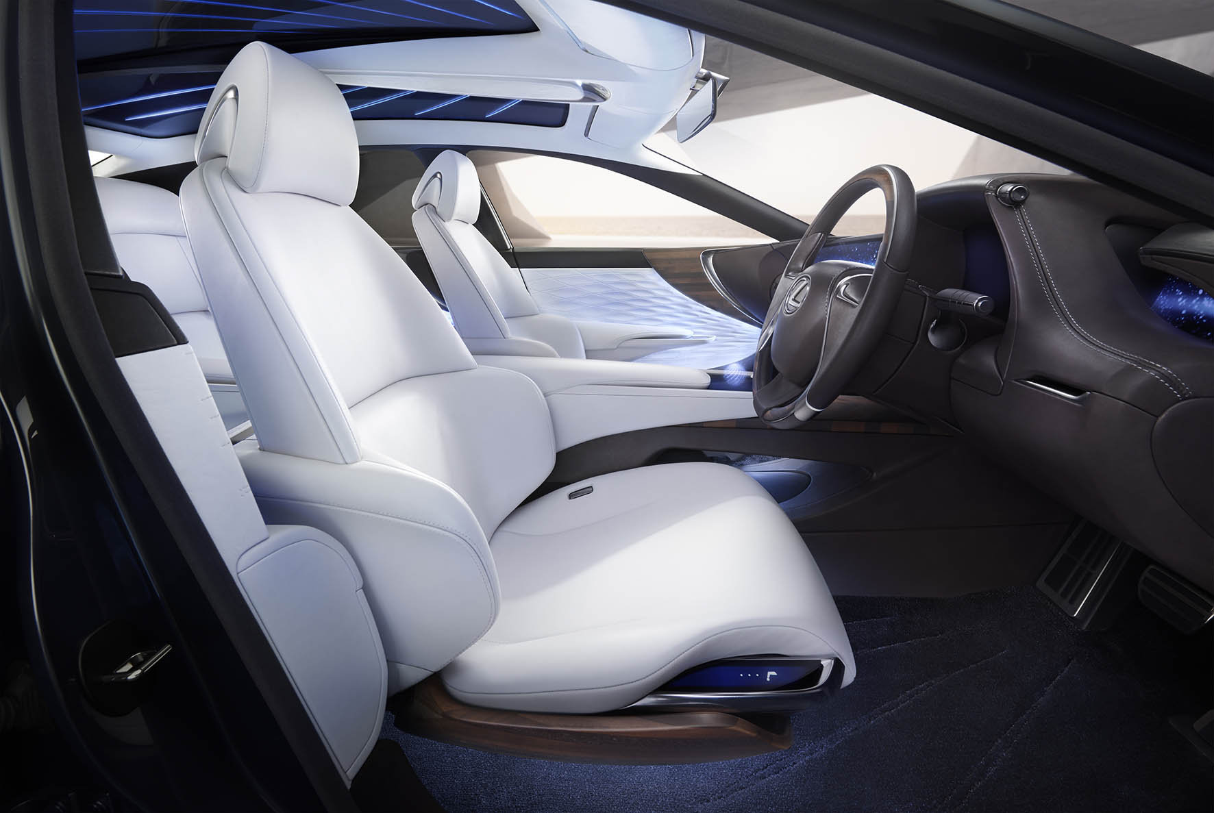 De Lexus LF-FC concept car is de LS-limousine van de toekomst, met het design van een Gran Turismo en vooruitstrevende techniek zoals waterstof, de brandstofcel, CFRP en bediening met handgebaren.