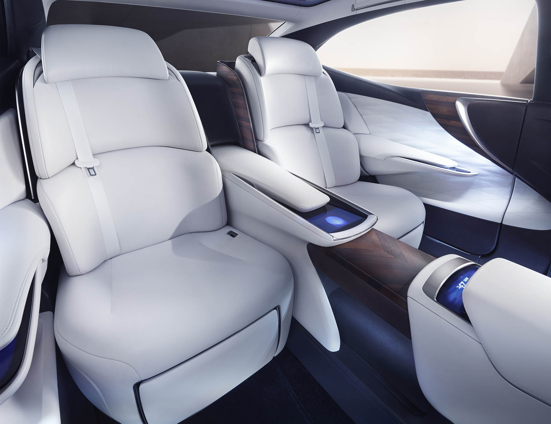 De Lexus LF-FC concept car is de LS-limousine van de toekomst, met het design van een Gran Turismo en vooruitstrevende techniek zoals waterstof, de brandstofcel, CFRP en bediening met handgebaren.