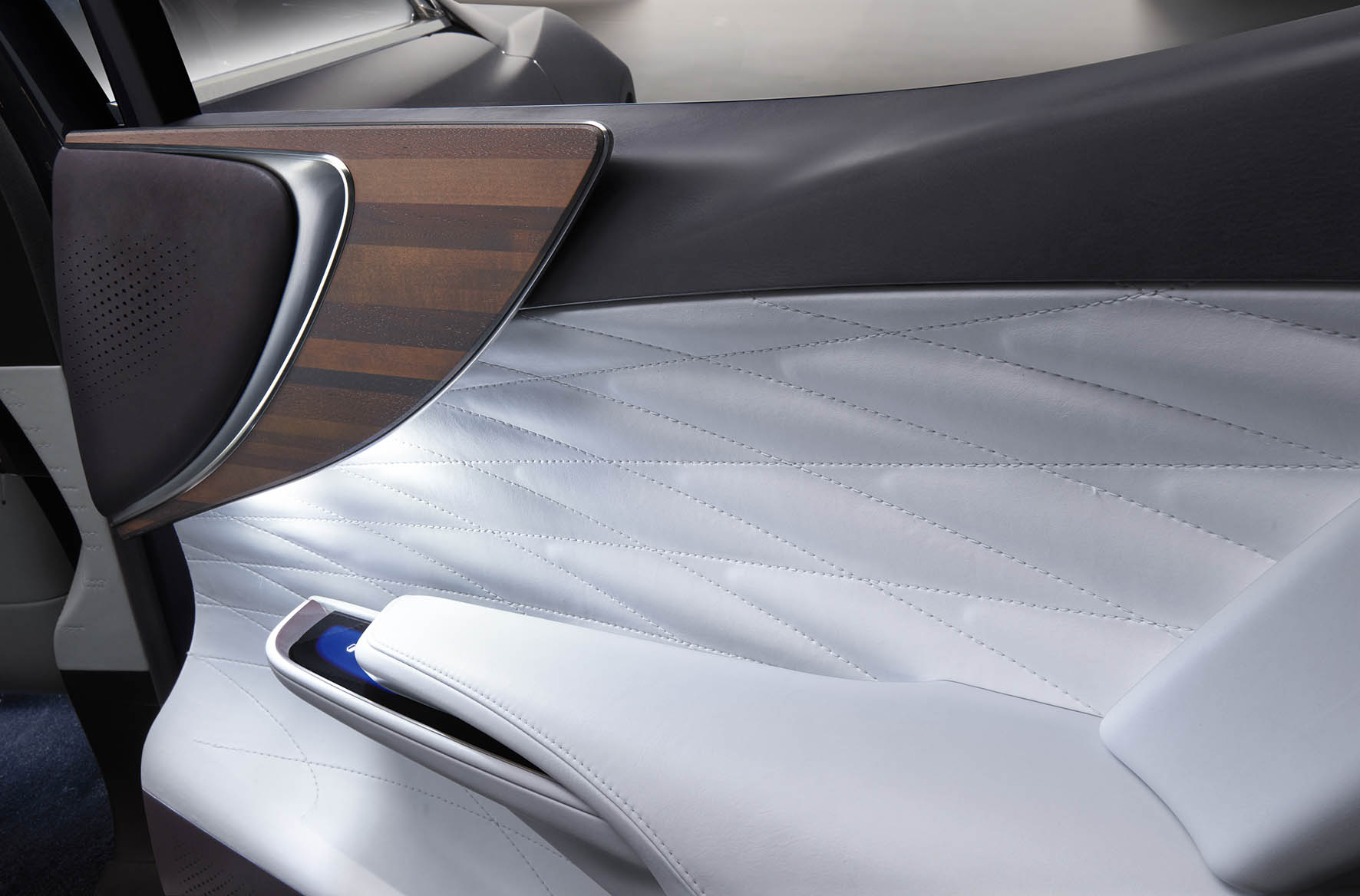 De Lexus LF-FC concept car is de LS-limousine van de toekomst, met het design van een Gran Turismo en vooruitstrevende techniek zoals waterstof, de brandstofcel, CFRP en bediening met handgebaren.