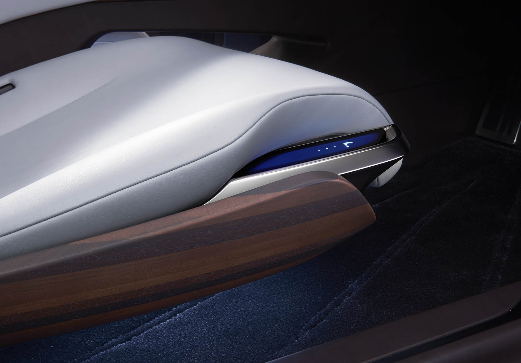 De Lexus LF-FC concept car is de LS-limousine van de toekomst, met het design van een Gran Turismo en vooruitstrevende techniek zoals waterstof, de brandstofcel, CFRP en bediening met handgebaren.