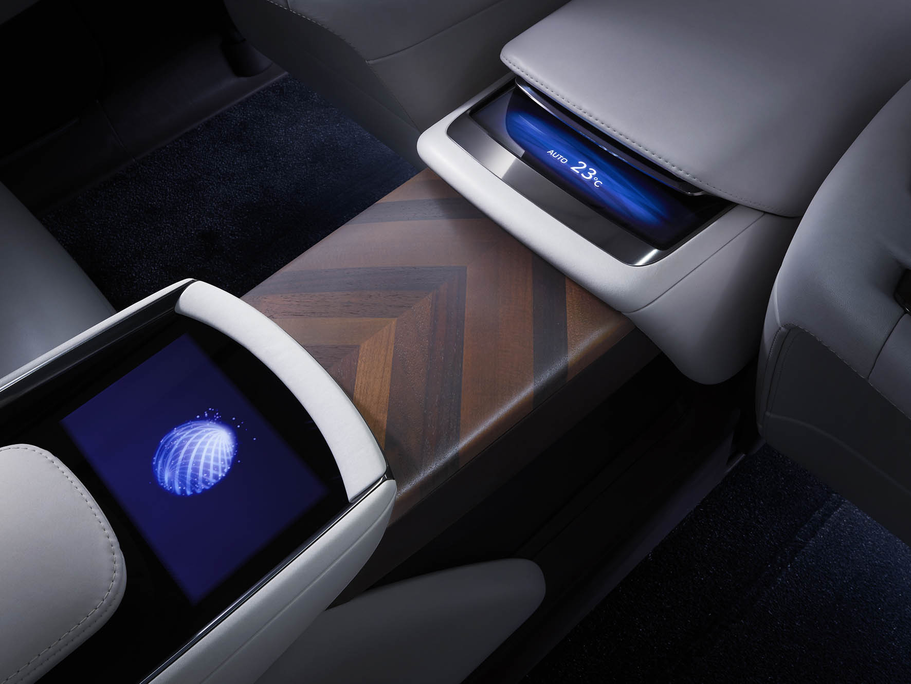 De Lexus LF-FC concept car is de LS-limousine van de toekomst, met het design van een Gran Turismo en vooruitstrevende techniek zoals waterstof, de brandstofcel, CFRP en bediening met handgebaren.