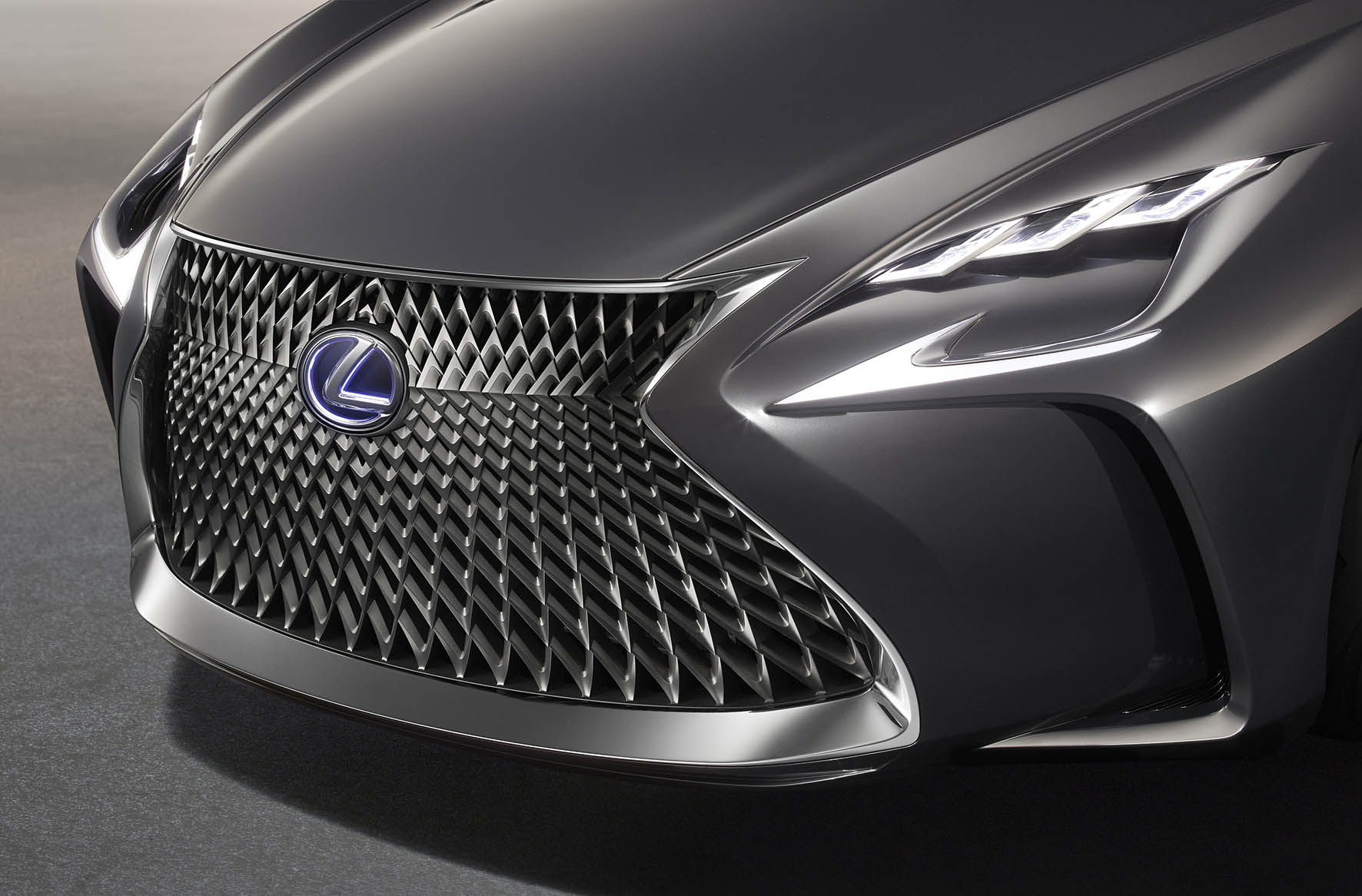 De Lexus LF-FC concept car is de LS-limousine van de toekomst, met het design van een Gran Turismo en vooruitstrevende techniek zoals waterstof, de brandstofcel, CFRP en bediening met handgebaren.