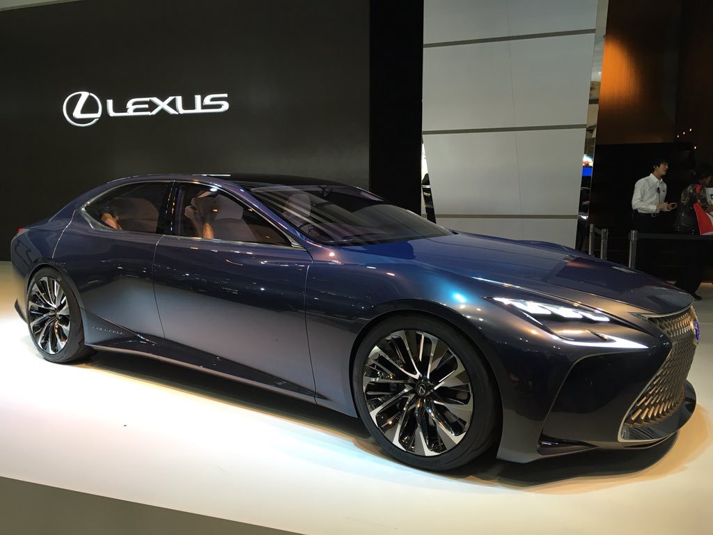 De Lexus LF-FC concept car is de LS-limousine van de toekomst, met het design van een Gran Turismo en vooruitstrevende techniek zoals waterstof, de brandstofcel, CFRP en bediening met handgebaren.