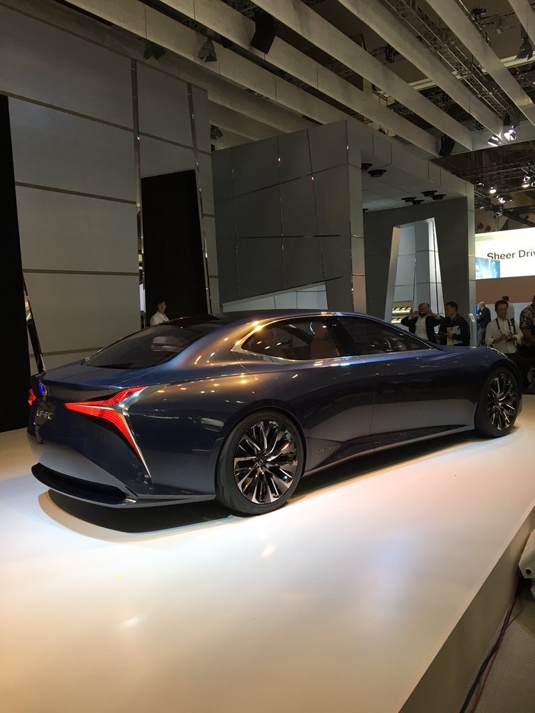 De Lexus LF-FC concept car is de LS-limousine van de toekomst, met het design van een Gran Turismo en vooruitstrevende techniek zoals waterstof, de brandstofcel, CFRP en bediening met handgebaren.