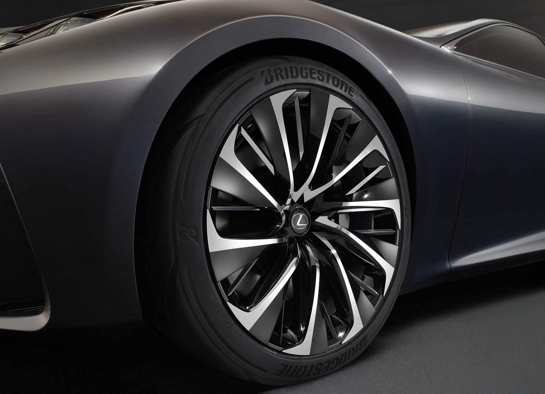 De Lexus LF-FC concept car is de LS-limousine van de toekomst, met het design van een Gran Turismo en vooruitstrevende techniek zoals waterstof, de brandstofcel, CFRP en bediening met handgebaren.