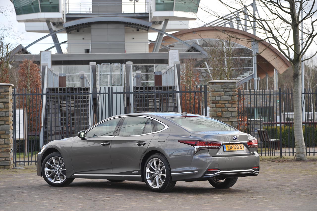 Lexus zet hoog in in de topklasse waar de nieuwe LS 500h op geheel eigen wijze concurreert met de Mercedes S-klasse en BMW 7-serie.