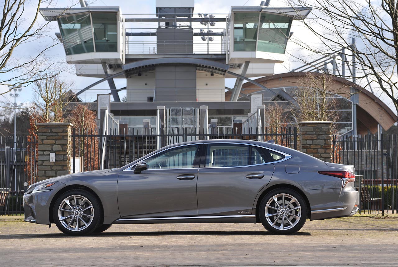Lexus zet hoog in in de topklasse waar de nieuwe LS 500h op geheel eigen wijze concurreert met de Mercedes S-klasse en BMW 7-serie.