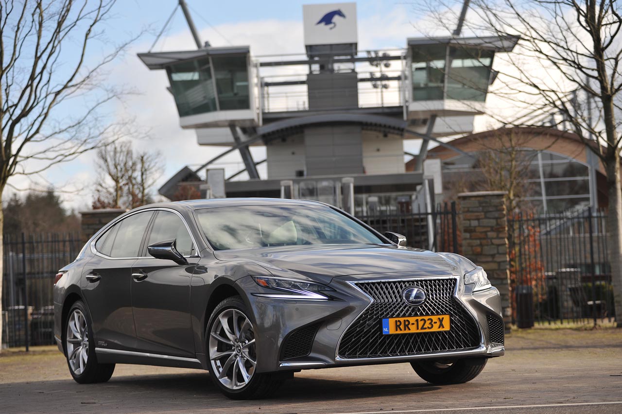 Lexus zet hoog in in de topklasse waar de nieuwe LS 500h op geheel eigen wijze concurreert met de Mercedes S-klasse en BMW 7-serie.
