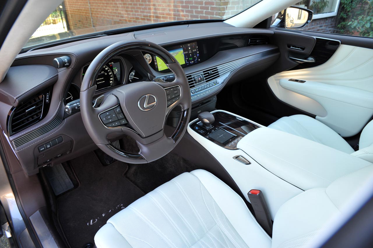 Lexus zet hoog in in de topklasse waar de nieuwe LS 500h op geheel eigen wijze concurreert met de Mercedes S-klasse en BMW 7-serie.