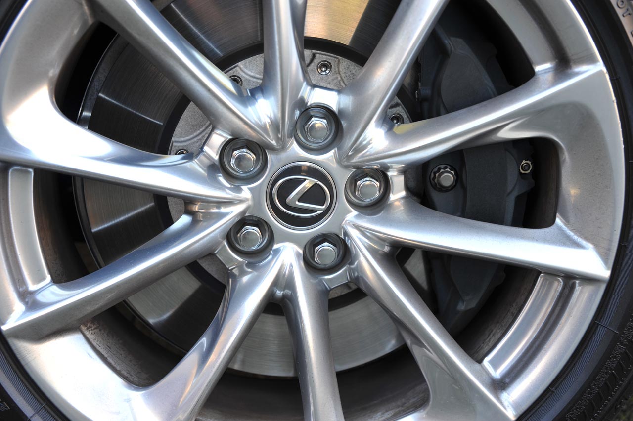 Lexus zet hoog in in de topklasse waar de nieuwe LS 500h op geheel eigen wijze concurreert met de Mercedes S-klasse en BMW 7-serie.