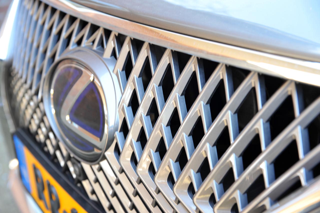 Lexus zet hoog in in de topklasse waar de nieuwe LS 500h op geheel eigen wijze concurreert met de Mercedes S-klasse en BMW 7-serie.