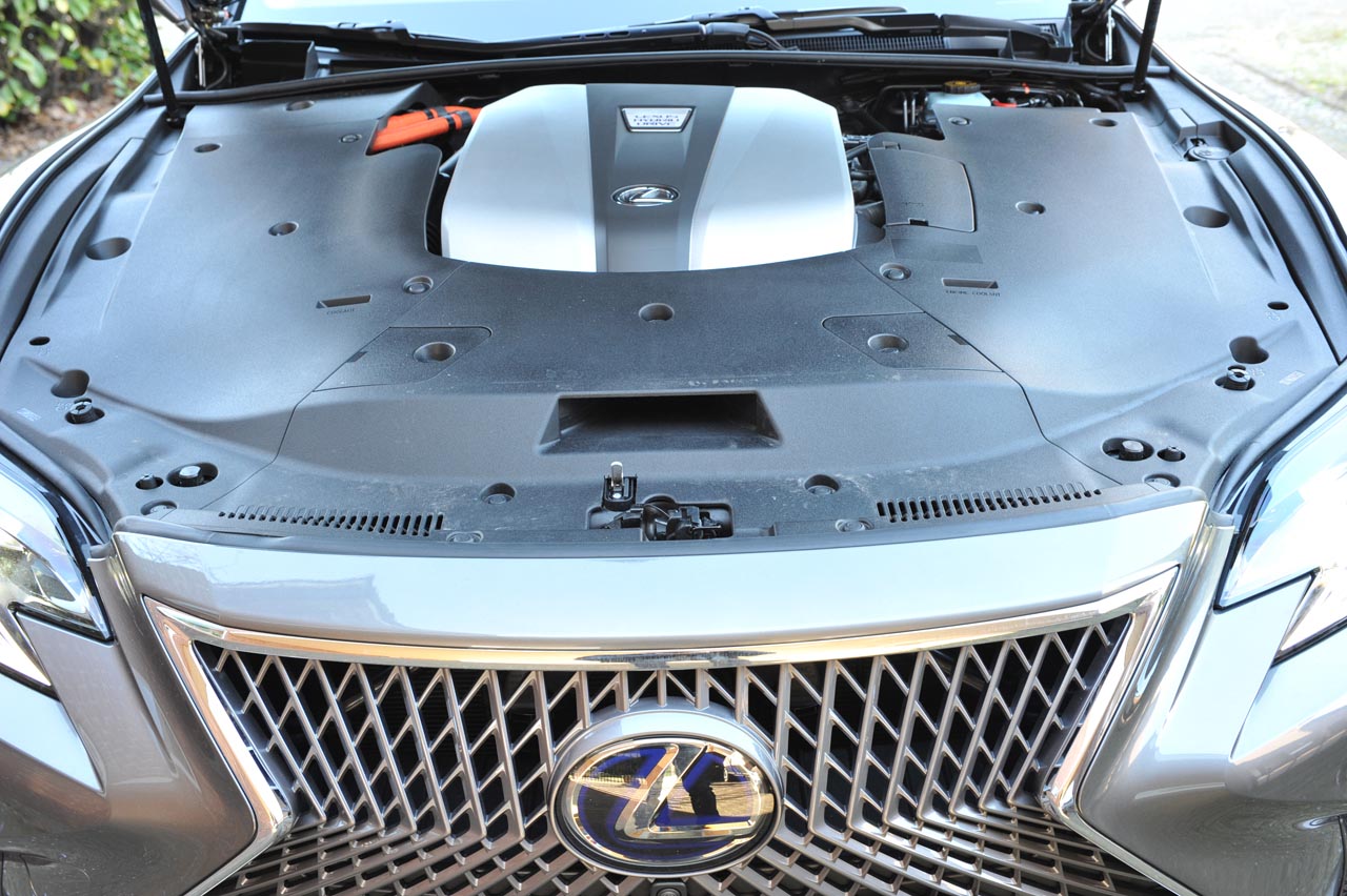 Lexus zet hoog in in de topklasse waar de nieuwe LS 500h op geheel eigen wijze concurreert met de Mercedes S-klasse en BMW 7-serie.