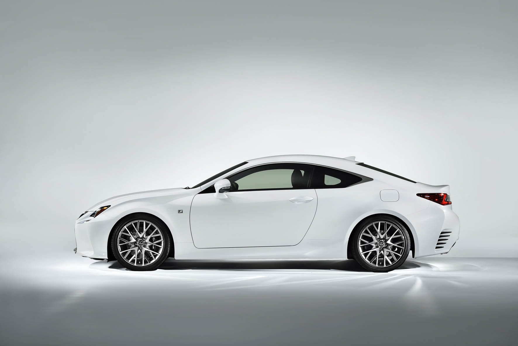 Lexus RC ook als hybride leverbaar. De Lexus RC 300h Coup? komt medio december naar Nederland.