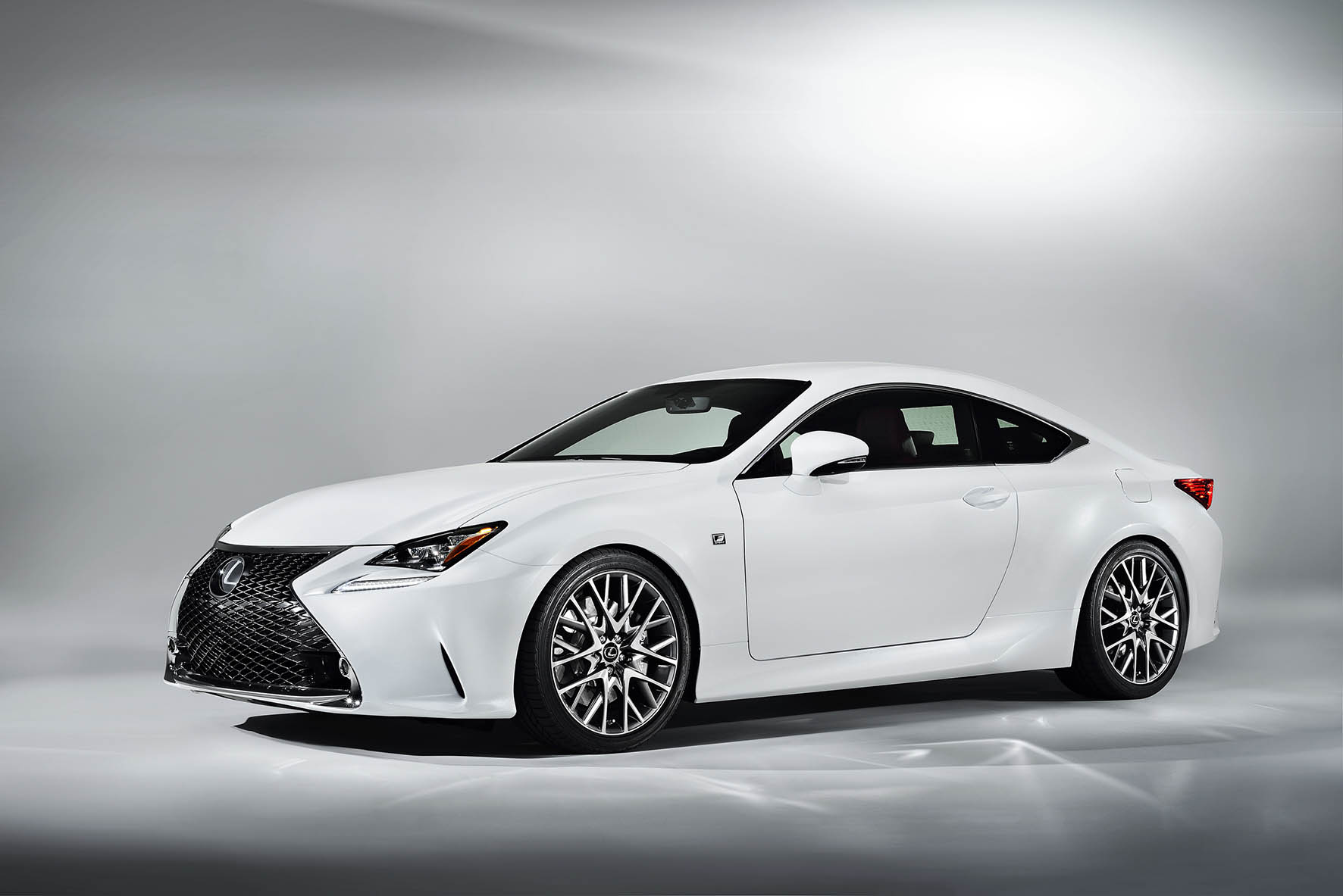 Lexus RC ook als hybride leverbaar. De Lexus RC 300h Coup? komt medio december naar Nederland.