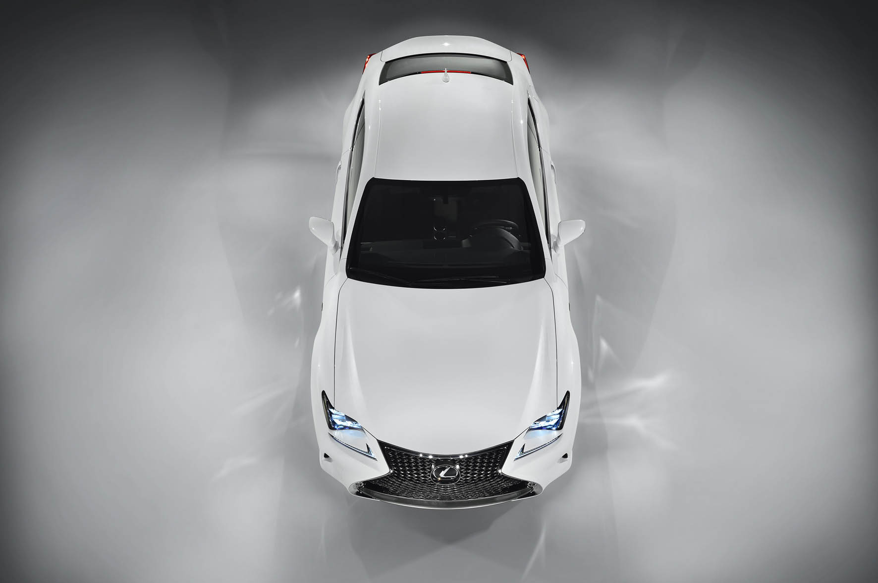 Lexus RC ook als hybride leverbaar. De Lexus RC 300h Coup? komt medio december naar Nederland.