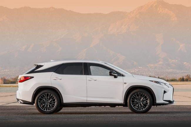 Lexus heeft voor de nieuwe RX niet alleen een hybrideversie ontwikkeld, maar komt ook met de RX 200t turbomotor.
