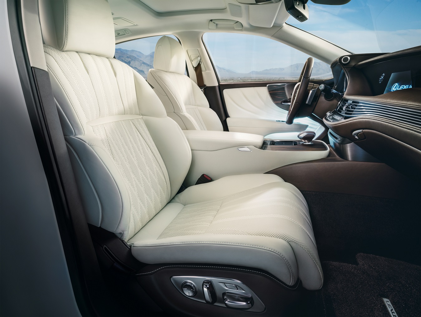 Lexus heeft op de North American International Auto Show het nieuwe vlaggenschip gepresenteerd: de nieuwe generatie LS. De auto slaat een dynamischere weg in, maar comfort blijft belangrijk.