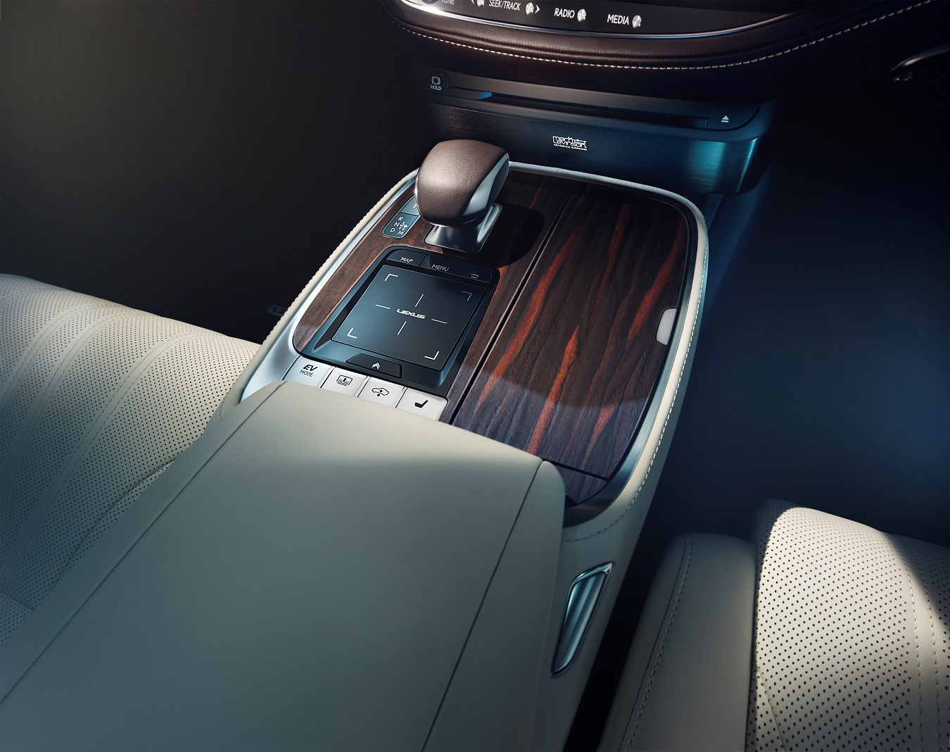 Lexus heeft op de North American International Auto Show het nieuwe vlaggenschip gepresenteerd: de nieuwe generatie LS. De auto slaat een dynamischere weg in, maar comfort blijft belangrijk.