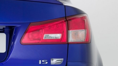 Lexus is op dit moment eigenlijk een beetje een klein jongetje die heel graag met de grote jongens (Audi, BMW en Mercedes) mee wil spelen, maar daar nog niet stoer genoeg voor is. Daarom heeft de moed