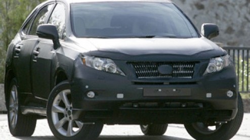 In 2009 komt Lexus met een compleet nieuwe RX op de markt, inmiddels alweer de derde generatie. Op de autoshow van Tokyo maakten we vorig jaar kennis met het LF-Xh studiemodel. Inderdaad, een mogelijk