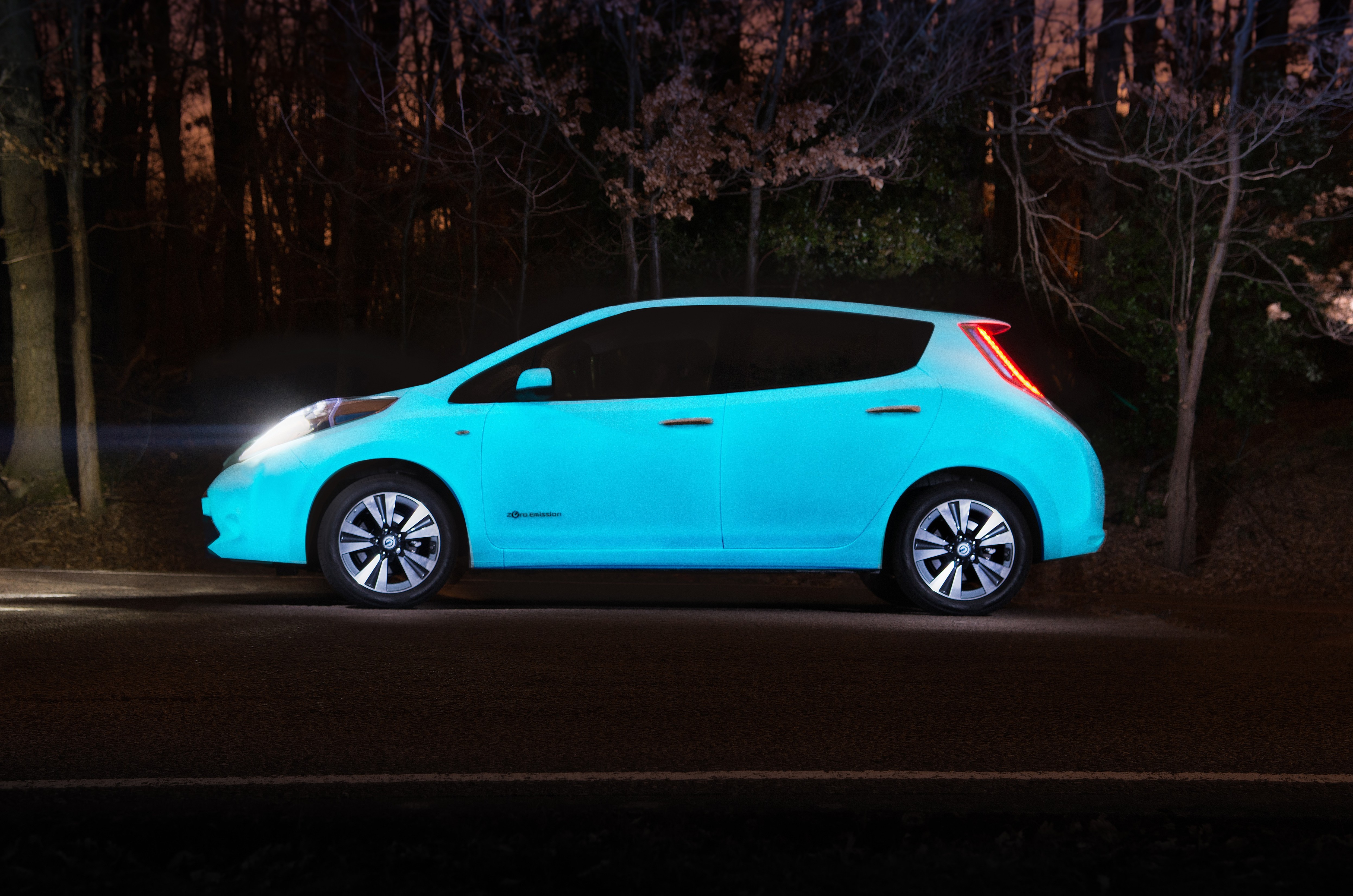 Speciale Nissan LEAF met lichtgevende glow-in-the-dark-lak onthuld.