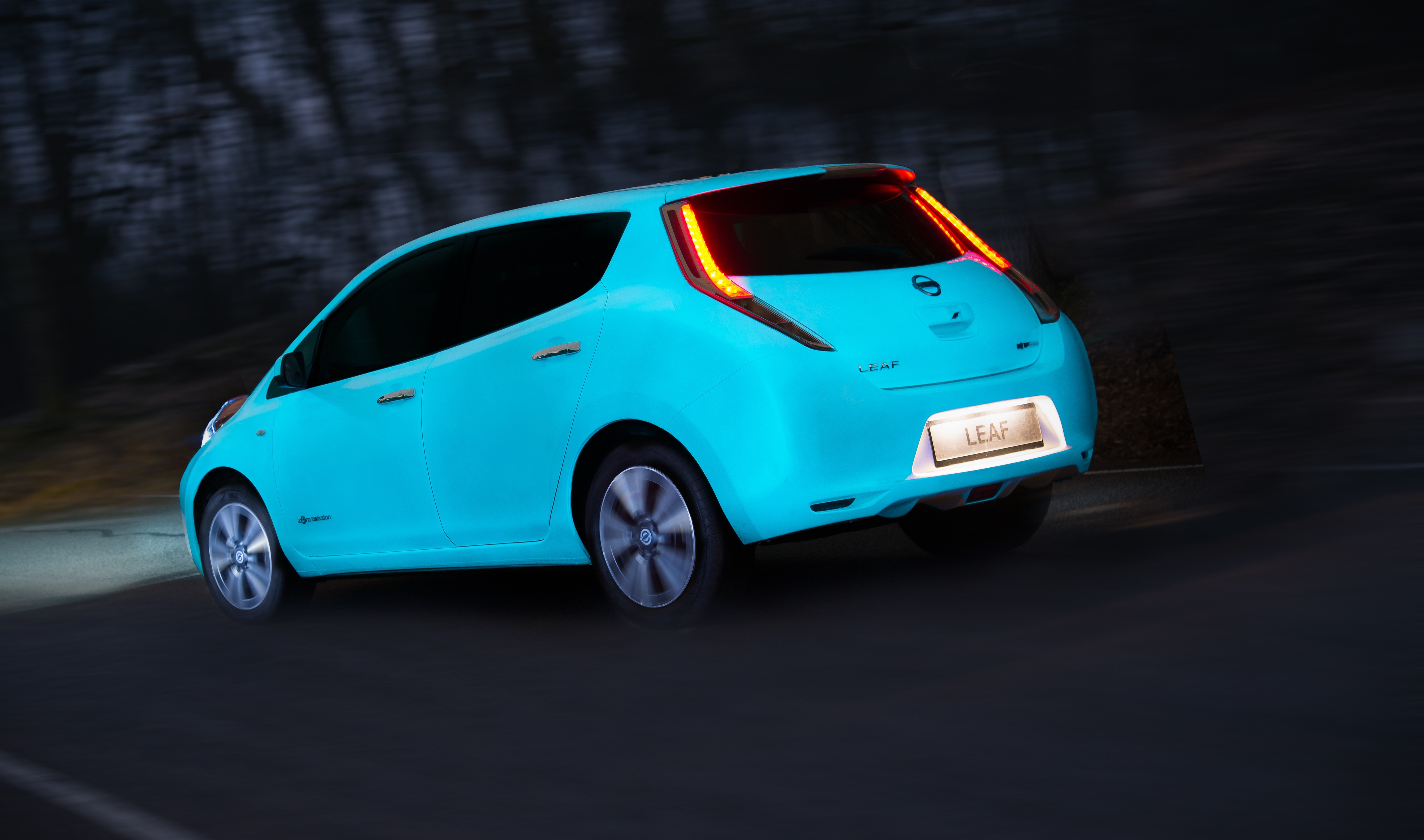 Speciale Nissan LEAF met lichtgevende glow-in-the-dark-lak onthuld.