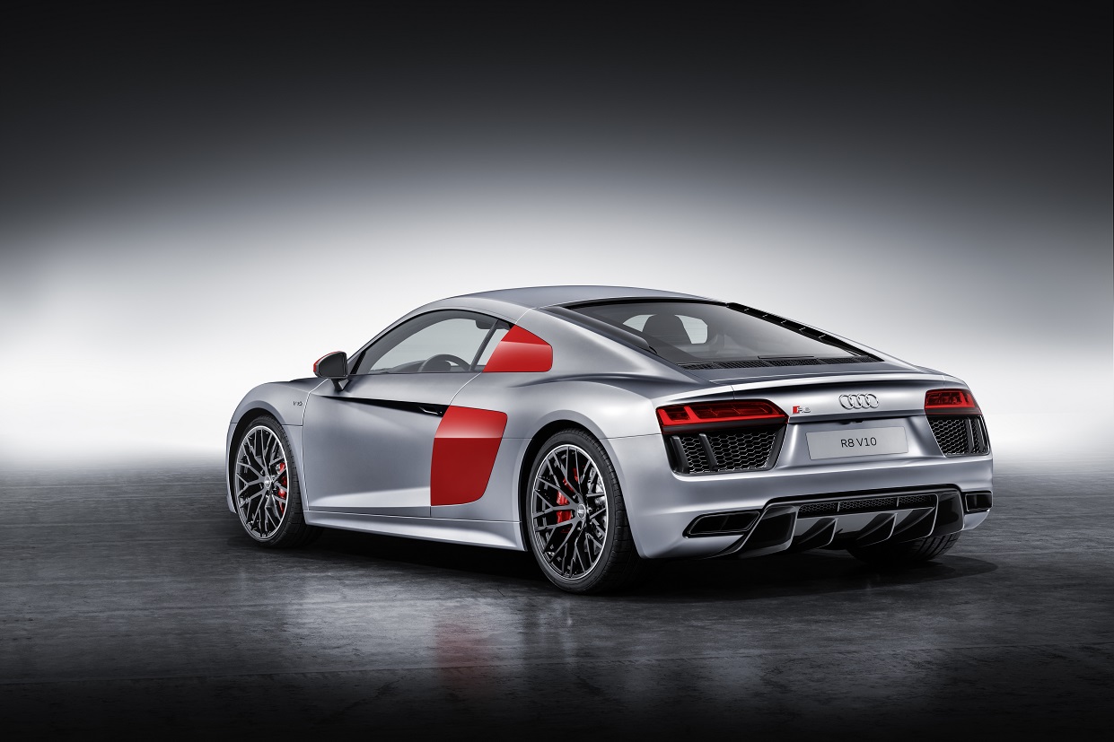 Audi presenteert een gelimiteerde editie voor de R8: de Audi Sport Edition. De auto wordt geleverd in de kleuren van Audi Sport en de oplage bedraagt 200 stuks.