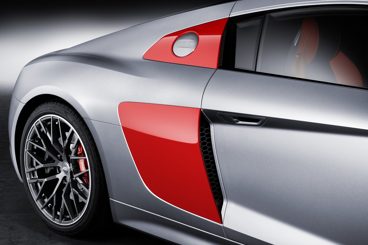Audi presenteert een gelimiteerde editie voor de R8: de Audi Sport Edition. De auto wordt geleverd in de kleuren van Audi Sport en de oplage bedraagt 200 stuks.